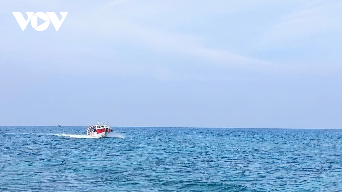 Tàu cá Bình Thuận hỏng máy, 12 ngư dân được cứu hộ an toàn